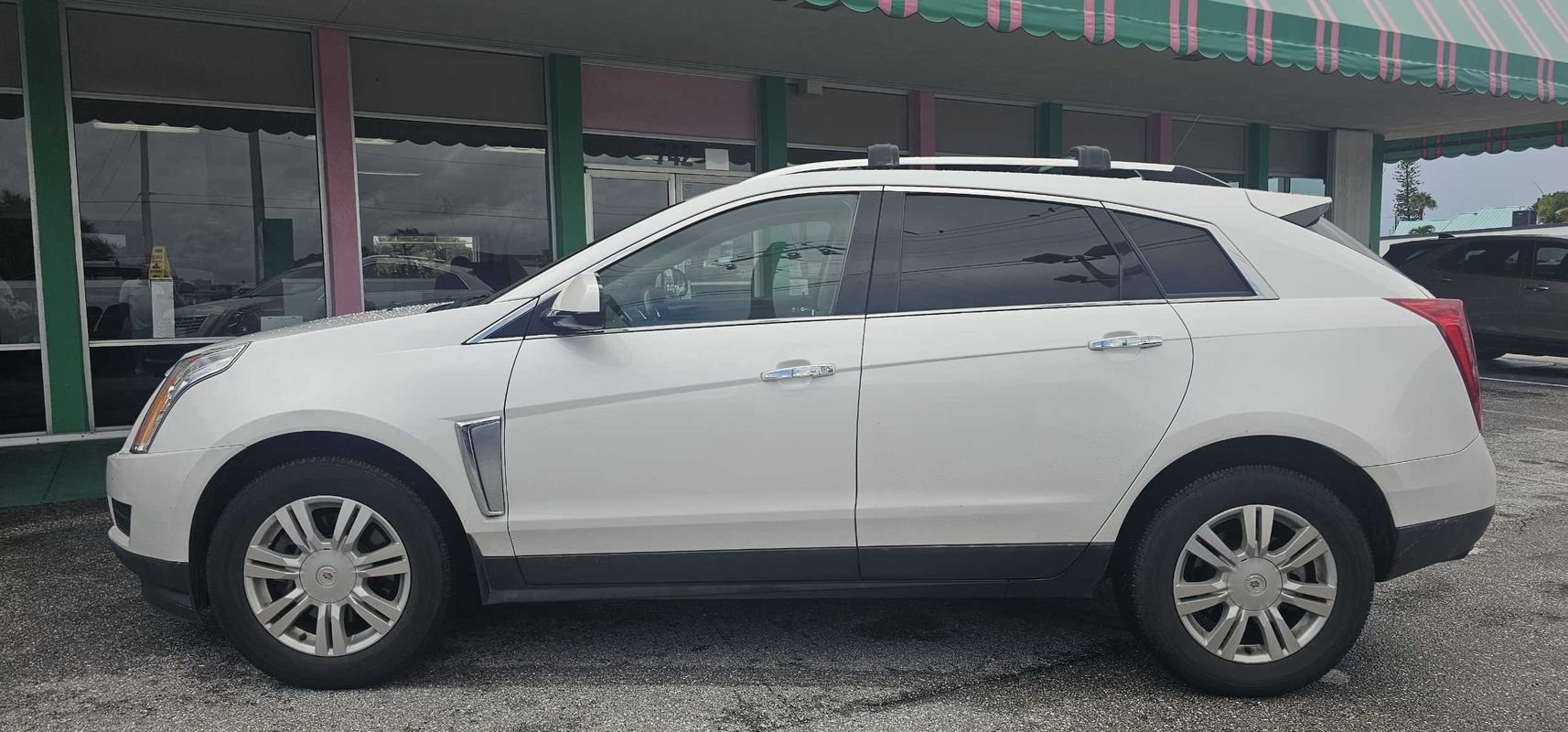 Used 2016 Cadillac SRX Luxury FWD image 2
