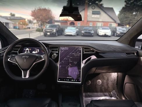 Used 2016 Tesla Model X 75D image 10