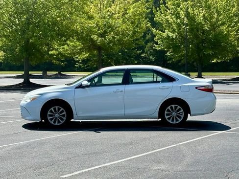 Used 2017 Toyota Camry LE FWD image 3
