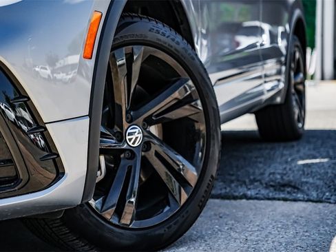 New 2024 Volkswagen Tiguan SE R-Line image 2