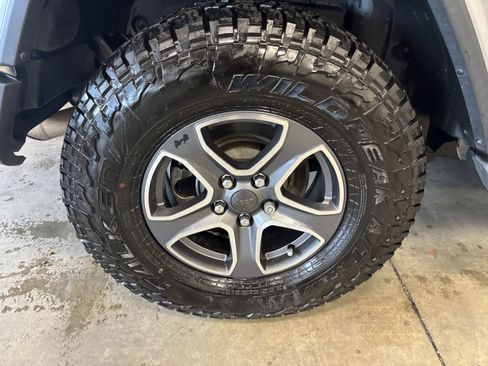 Used 2020 Jeep Wrangler Unlimited Sahara image 30