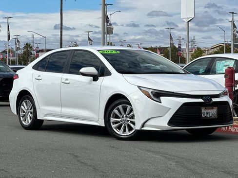 Used 2024 Toyota Corolla LE w/ LE Convenience Package FWD image 2