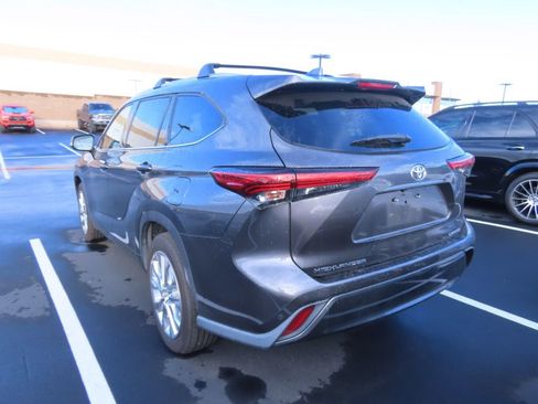 Used 2020 Toyota Highlander Limited image 3