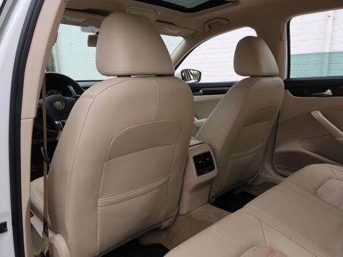 Used 2013 Volkswagen Passat TDI SEL Premium image 33
