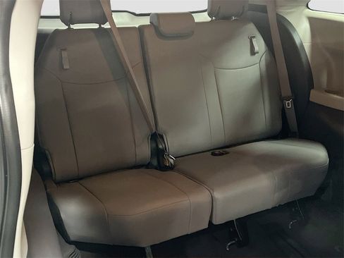 Used 2022 Toyota Sienna Limited image 30
