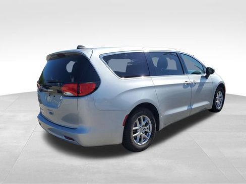 Used 2023 Chrysler Voyager LX FWD image 4