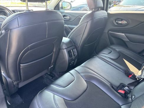 Used 2019 Jeep Cherokee Latitude Plus w/ Cold Weather Group AWD/4WD image 20