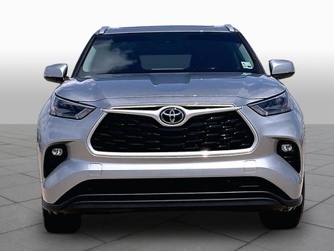 Used 2023 Toyota Highlander XLE image 4