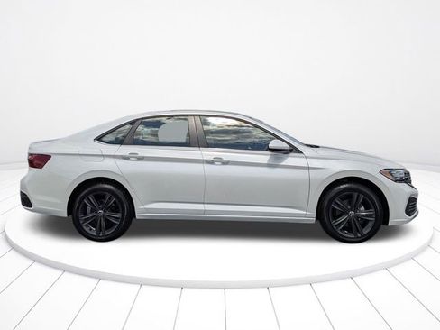 Used 2024 Volkswagen Jetta SE FWD image 2