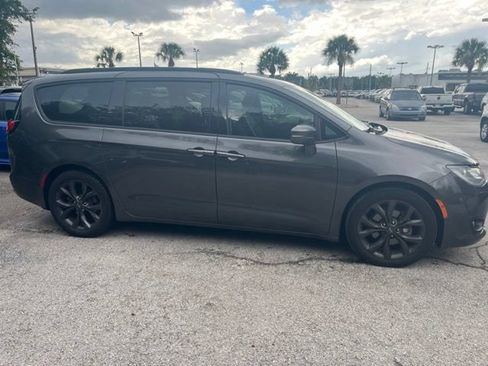 Used 2019 Chrysler Pacifica Limited w/ Advanced Safetytec Group FWD image 8