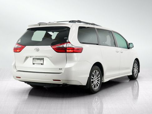 Used 2020 Toyota Sienna XLE Premium w/ Carpet Mat Package FWD image 5