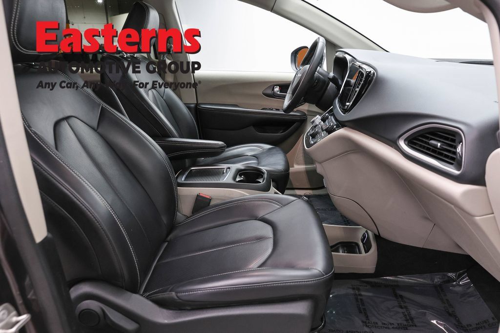 Used 2023 Chrysler Pacifica Touring-L FWD image 25