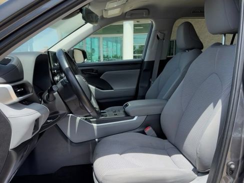 Used 2023 Toyota Highlander LE FWD image 10
