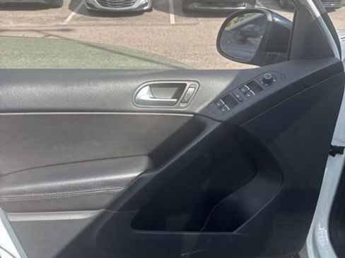 Used 2017 Volkswagen Tiguan Sport image 7