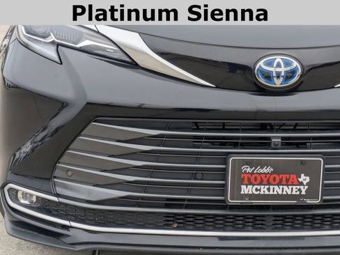 Used 2025 Toyota Sienna Platinum image 3