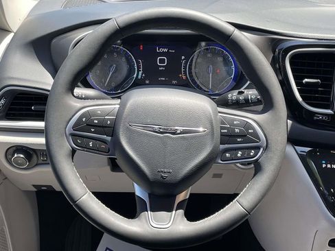 Used 2023 Chrysler Pacifica Touring-L FWD image 15