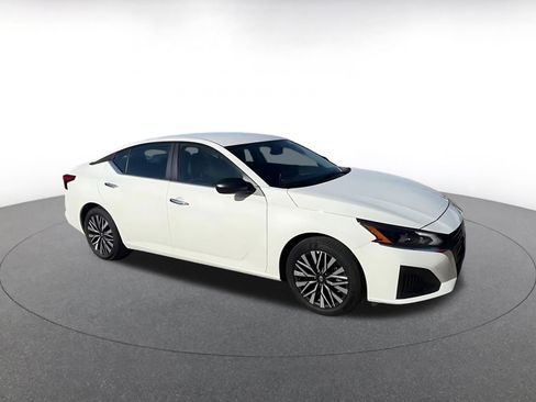 Used 2025 Nissan Altima 2.5 SV image 2