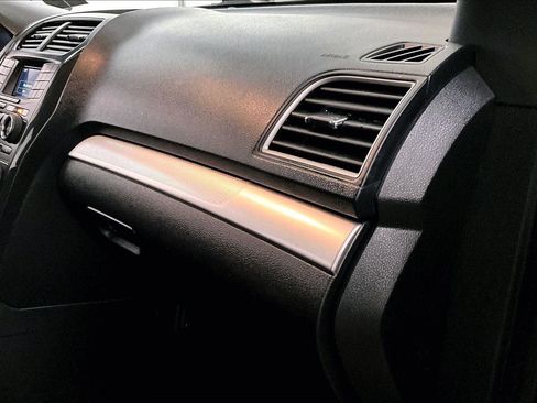 Used 2017 Ford Explorer XLT image 16