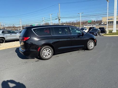 Used 2024 Chrysler Pacifica Touring-L image 6