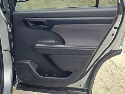 Used 2022 Toyota Highlander LE image 15