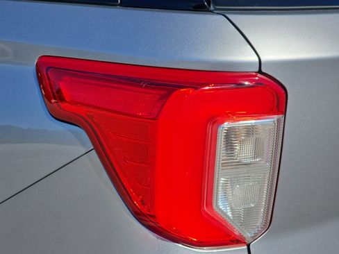 Used 2021 Ford Explorer XLT image 31