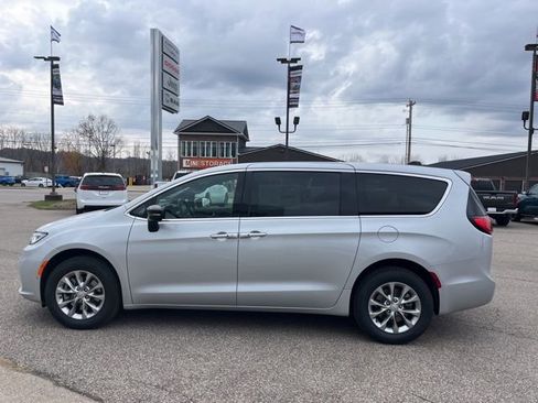 New 2026 Chrysler Pacifica Select image 7