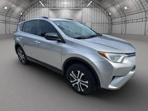 Used 2018 Toyota RAV4 LE FWD image 2