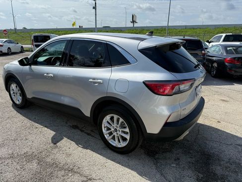 Used 2020 Ford Escape SE image 10