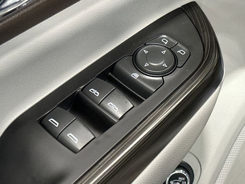 Used 2023 GMC Acadia SLT image 15