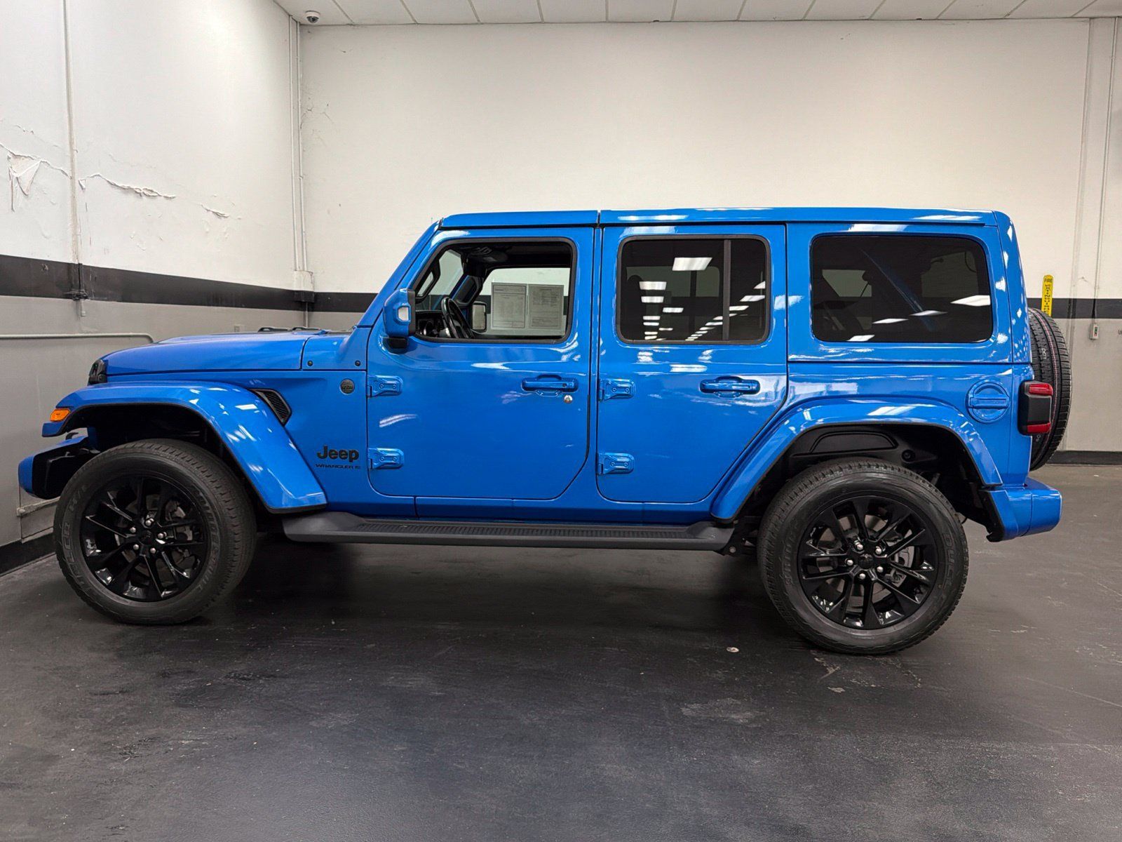 Used 2023 Jeep Wrangler Unlimited Sahara AWD/4WD image 10