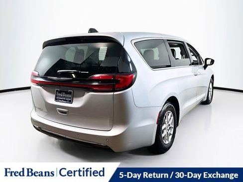 Used 2024 Chrysler Pacifica Touring-L image 11