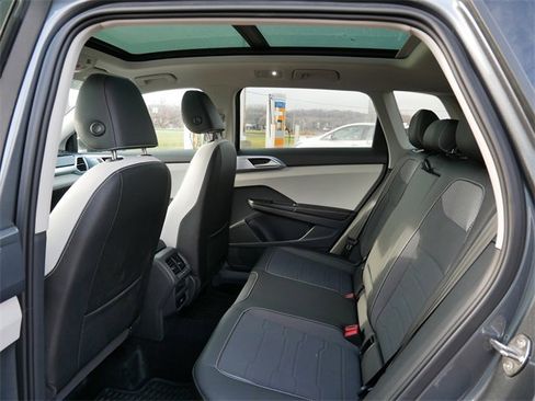 Certified 2025 Volkswagen Taos SE image 17