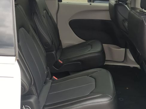 Used 2023 Chrysler Pacifica Touring-L FWD image 20