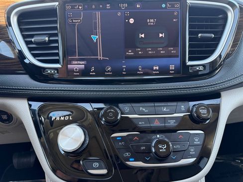 Used 2023 Chrysler Pacifica Limited FWD image 39
