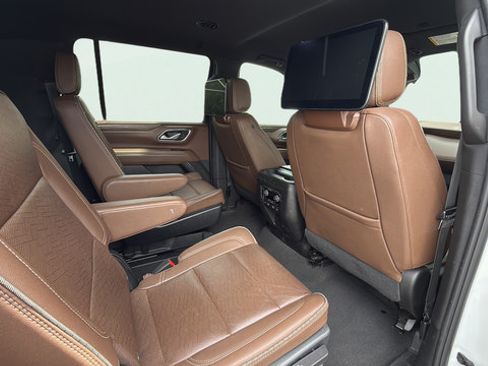 Used 2023 Chevrolet Suburban High Country w/ Advanced Technology Package AWD/4WD image 23