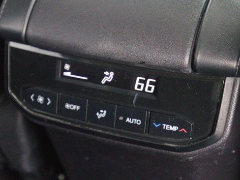 Used 2023 Toyota Highlander XLE AWD/4WD image 33