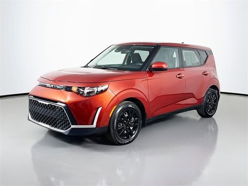 Used 2023 Kia Soul LX image 2