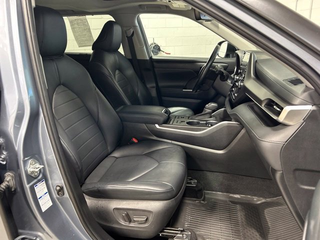 Used 2020 Toyota Highlander XLE AWD/4WD image 11