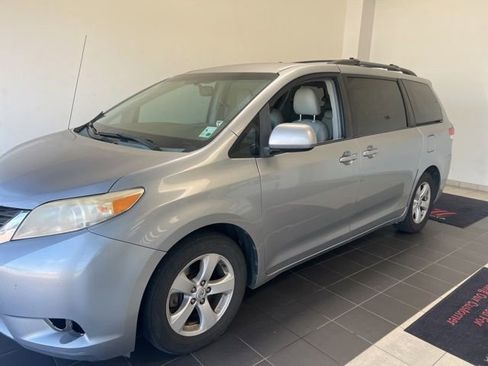 Used 2011 Toyota Sienna LE FWD image 2