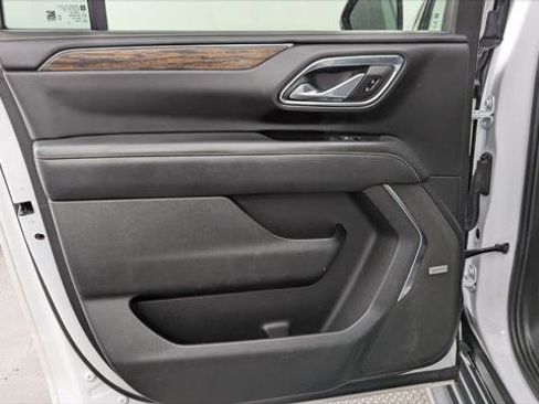 Used 2023 Chevrolet Suburban Premier image 16