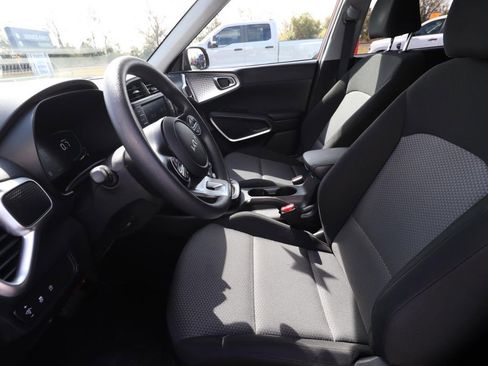 Used 2025 Kia Soul LX w/ LX Technology Package image 2