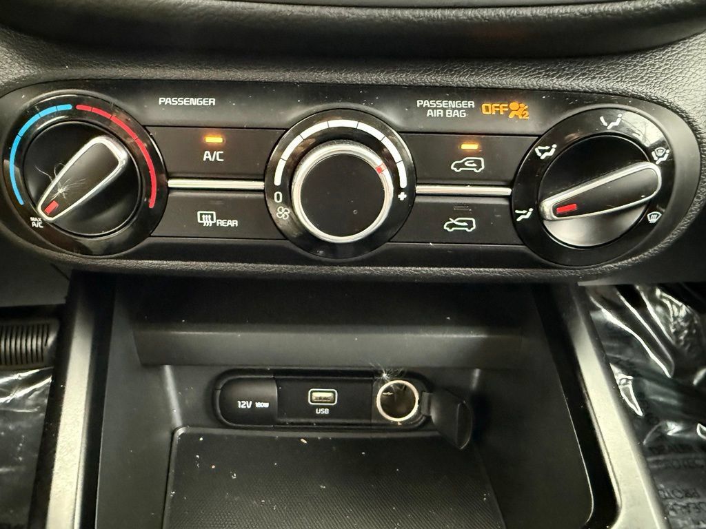 Used 2023 Kia Soul LX w/ LX Technology Package FWD image 33