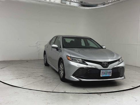 Used 2018 Toyota Camry FWD image 3