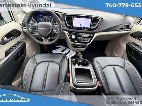 Used 2024 Chrysler Pacifica Touring-L FWD image 10