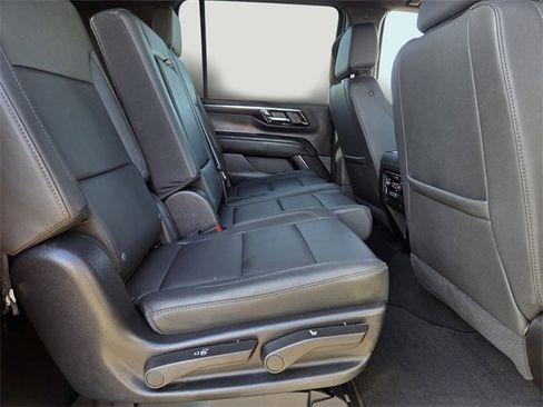 Used 2025 Chevrolet Suburban Z71 image 15