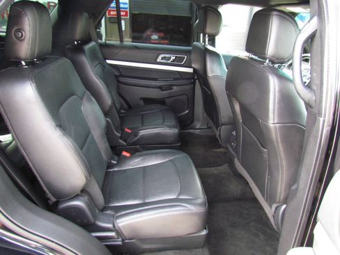 Used 2017 Ford Explorer XLT w/ Equipment Group 202A FWD image 17