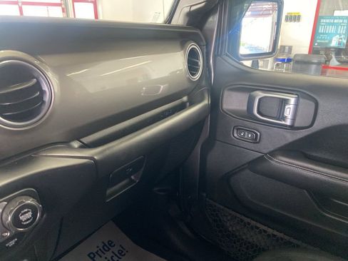 Used 2018 Jeep Wrangler Unlimited Sahara AWD/4WD image 30