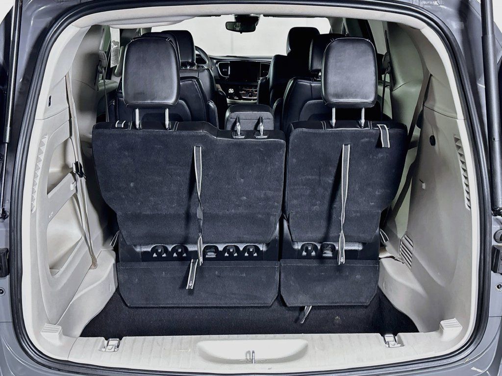 Used 2023 Chrysler Pacifica Touring-L FWD image 19
