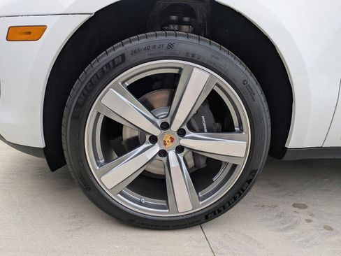 Certified 2025 Porsche Macan AWD/4WD image 28