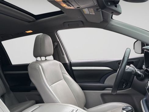 Used 2019 Toyota Highlander XLE image 14